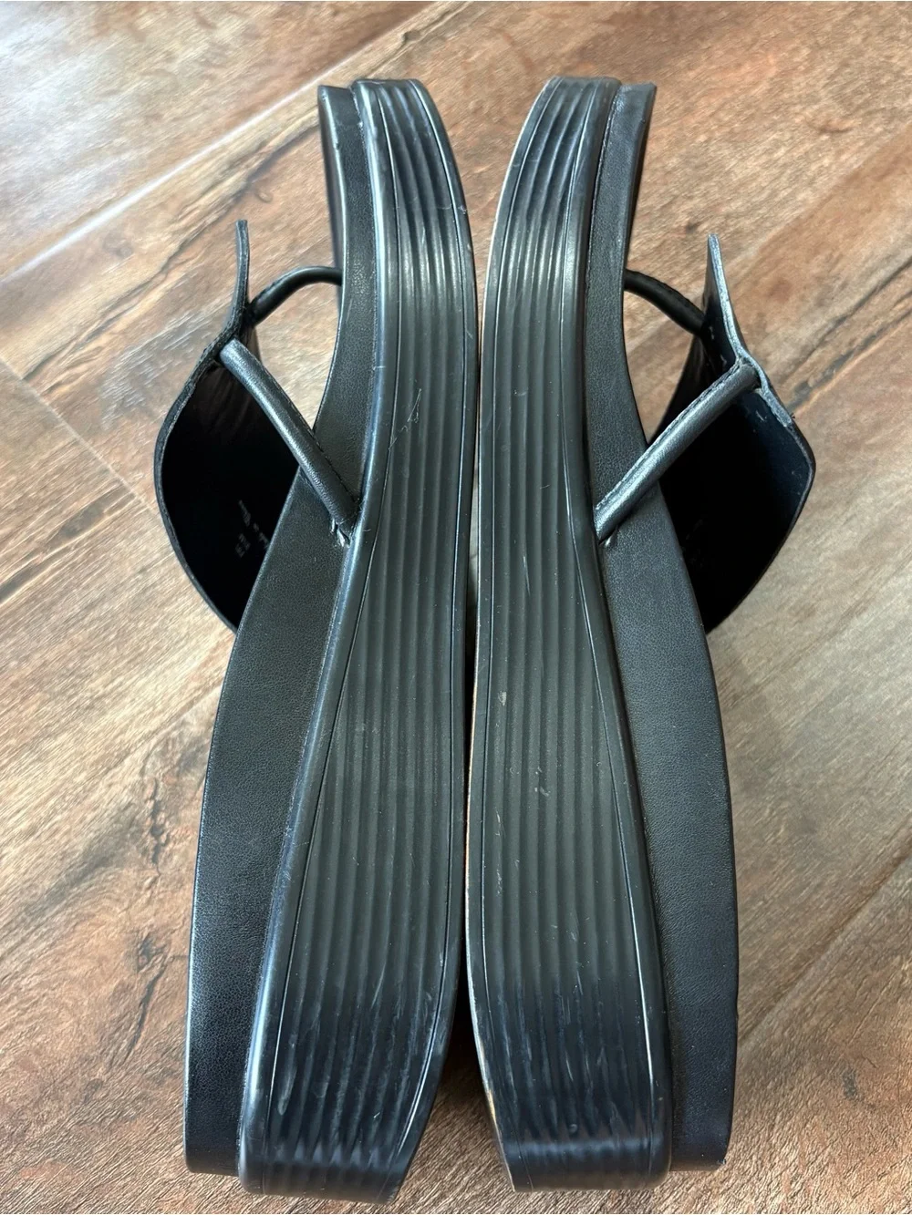 Donald J Pliner Fifi Women 9.5 M Black Leather Platform Toe Loop Sandals